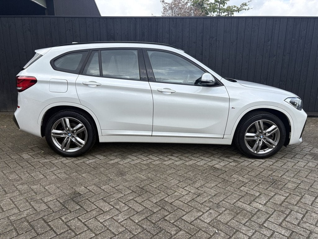 BMW X1 xDrive25e High Executive M-sport, 8 kWh, Gebruikt, Leder en Stof, Wit