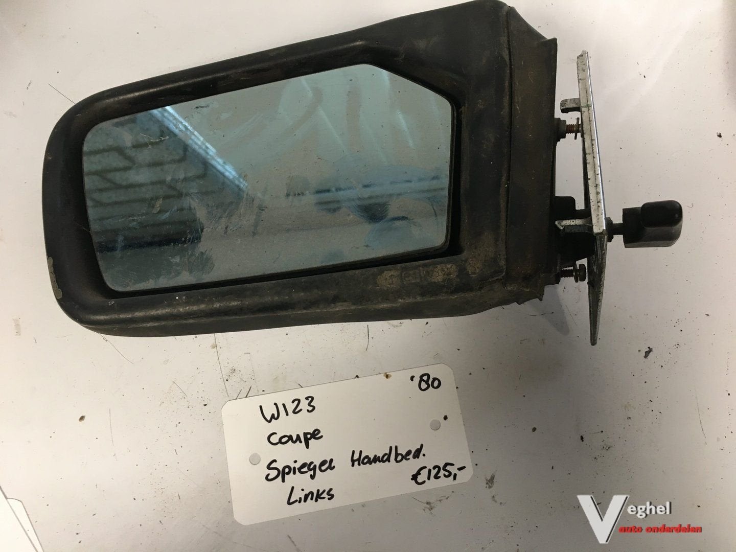 Mercedes w123 coupe 1980   Spiegel handbed. Links