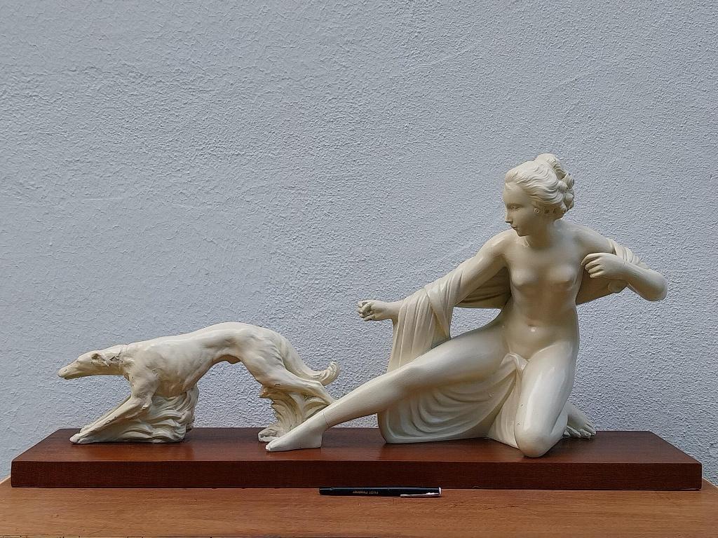 Grote Art Deco sculptuur Diana de jager met windhond 80 cm, Ophalen, Art deco, Gips, 50 - 100 cm
