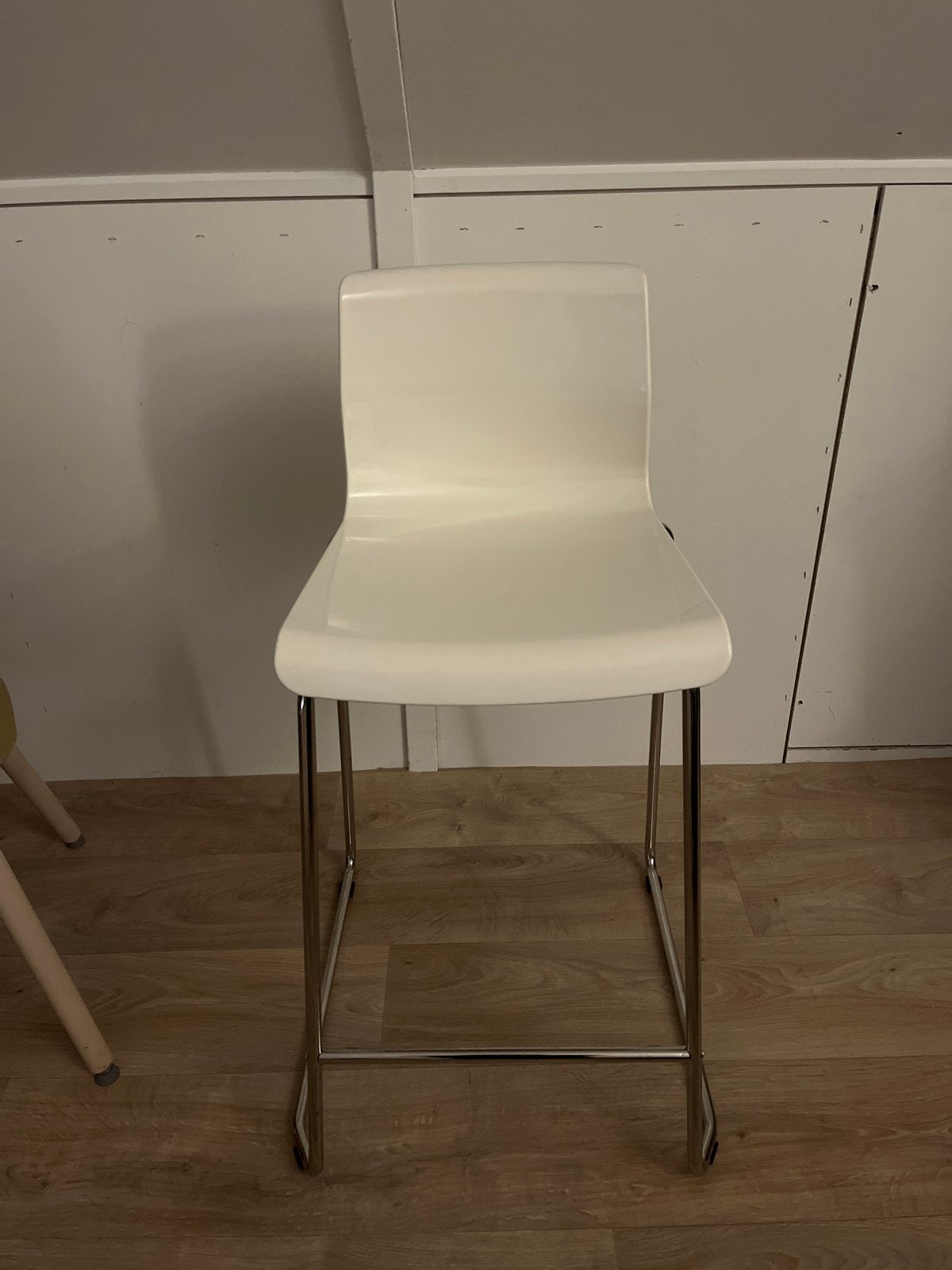 Witte barkruk met metalen onderstel, Huis en Inrichting, Ophalen, Kunststof, Gebruikt, Met voetsteun