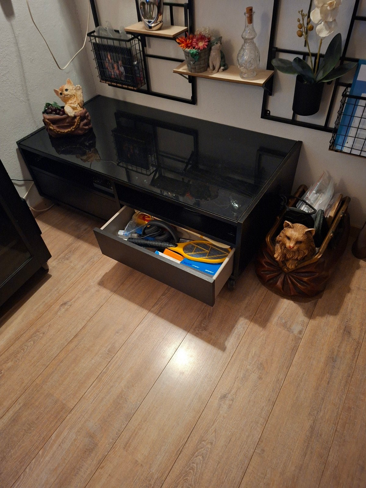Zwart TV-meubel met glazen blad, Ophalen, Gebruikt, 100 tot 150 cm, Minder dan 100 cm
