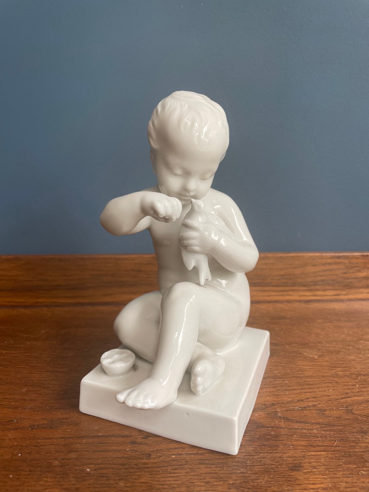 Porseleinen beeldje van jongen met vis, 13cm hoog, Ophalen of Verzenden, Zo goed als nieuw, Mens