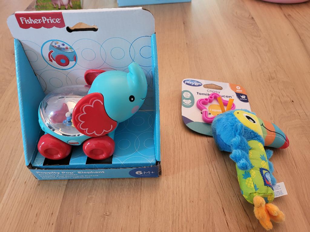 Nieuw! Playgro, rammelaar + Fisher Price olifant poppity, Ophalen of Verzenden, Nieuw, Rammelaar, Met wieltjes