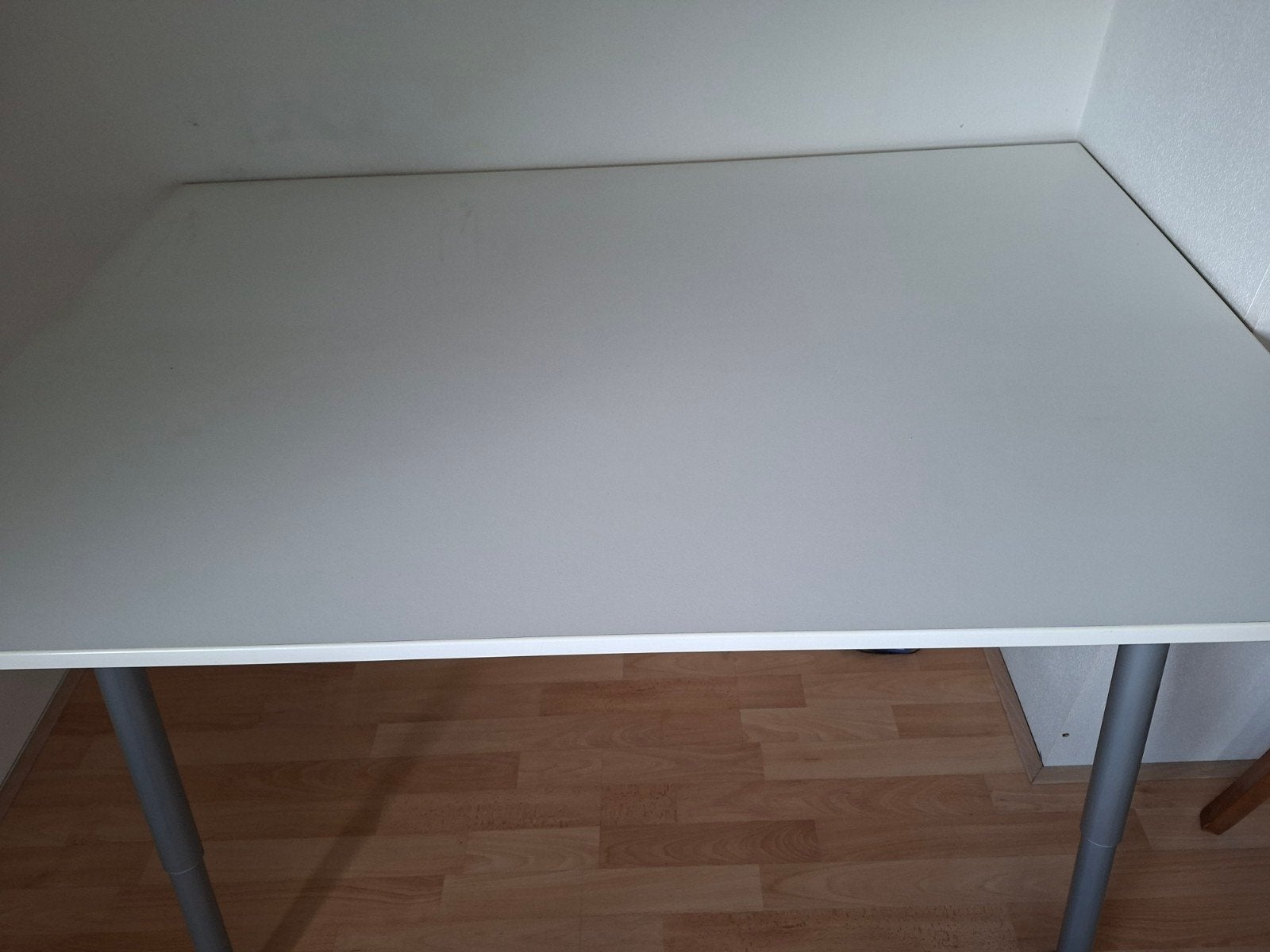 Modern wit bureau met verstelbare poten, Huis en Inrichting, Bureaus, Ophalen, Gebruikt, Spaanplaat of MDF, In hoogte verstelbaar