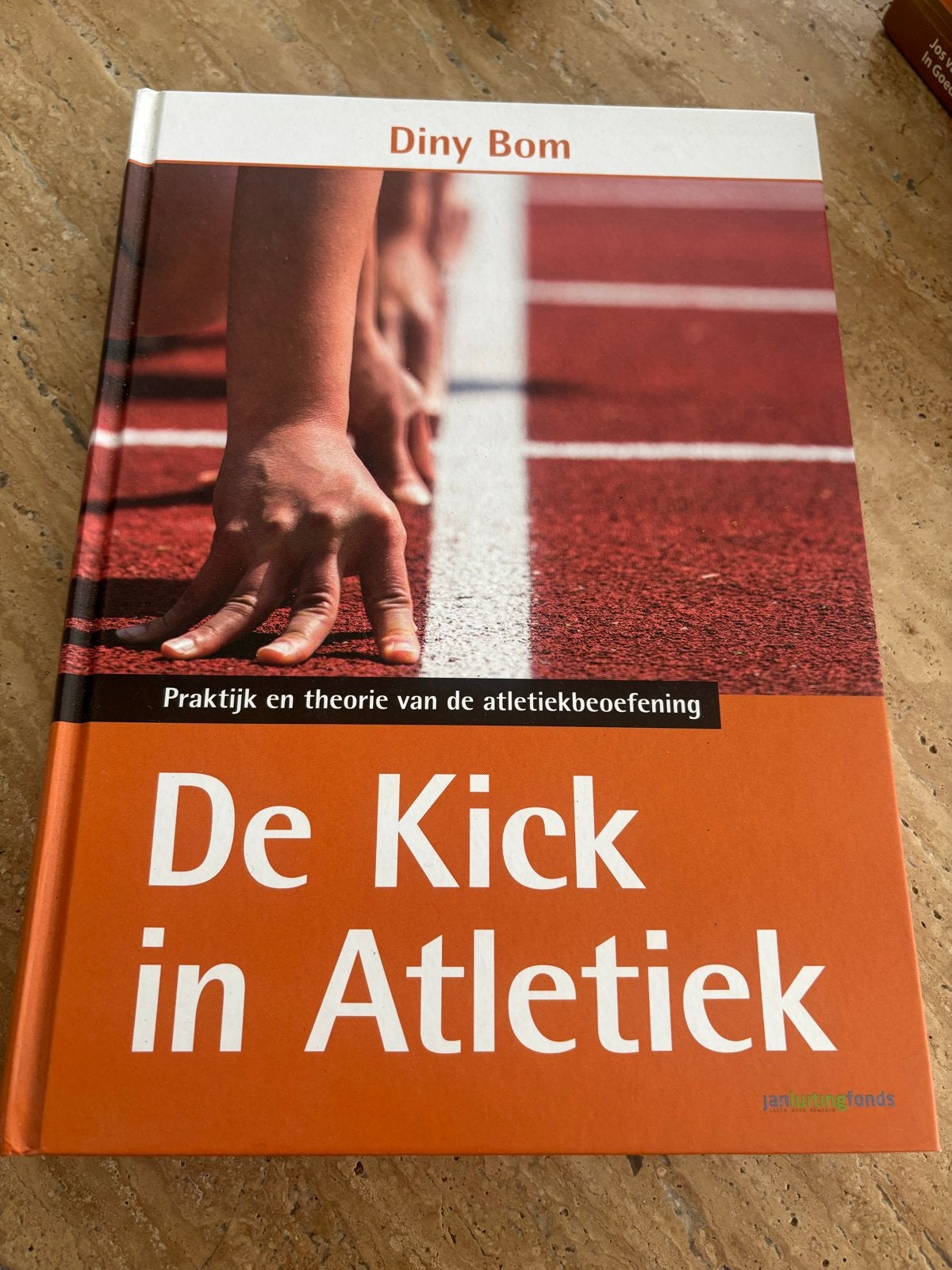 Diny Bom - De kick in atletiek, Boeken, Ophalen of Verzenden, Zo goed als nieuw, Overige niveaus, Diny Bom