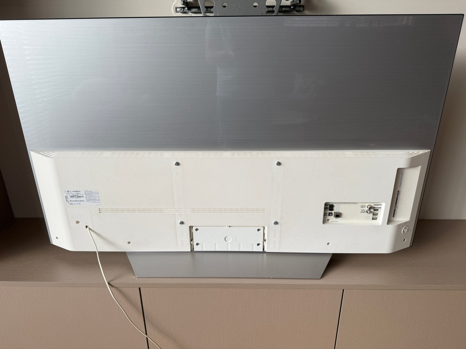 Foto 4 van LG OLED55C7V Smart TV 55 inch met muurbeugel
