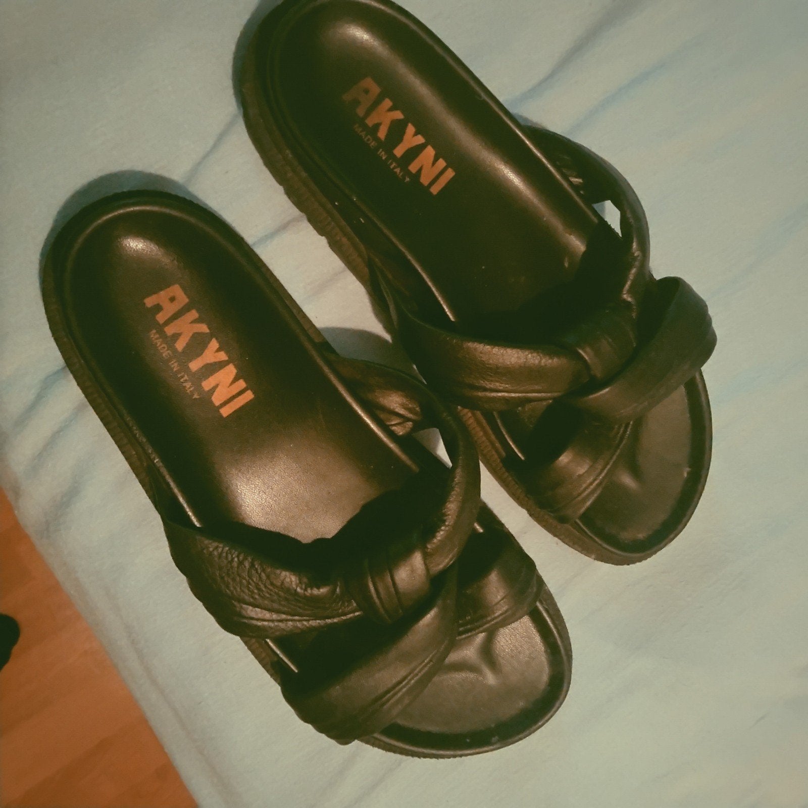 Akyni  slippers met  soort knoopsluiting , bovenop, Ophalen, Sandalen of Muiltjes, Akyni, Zo goed als nieuw