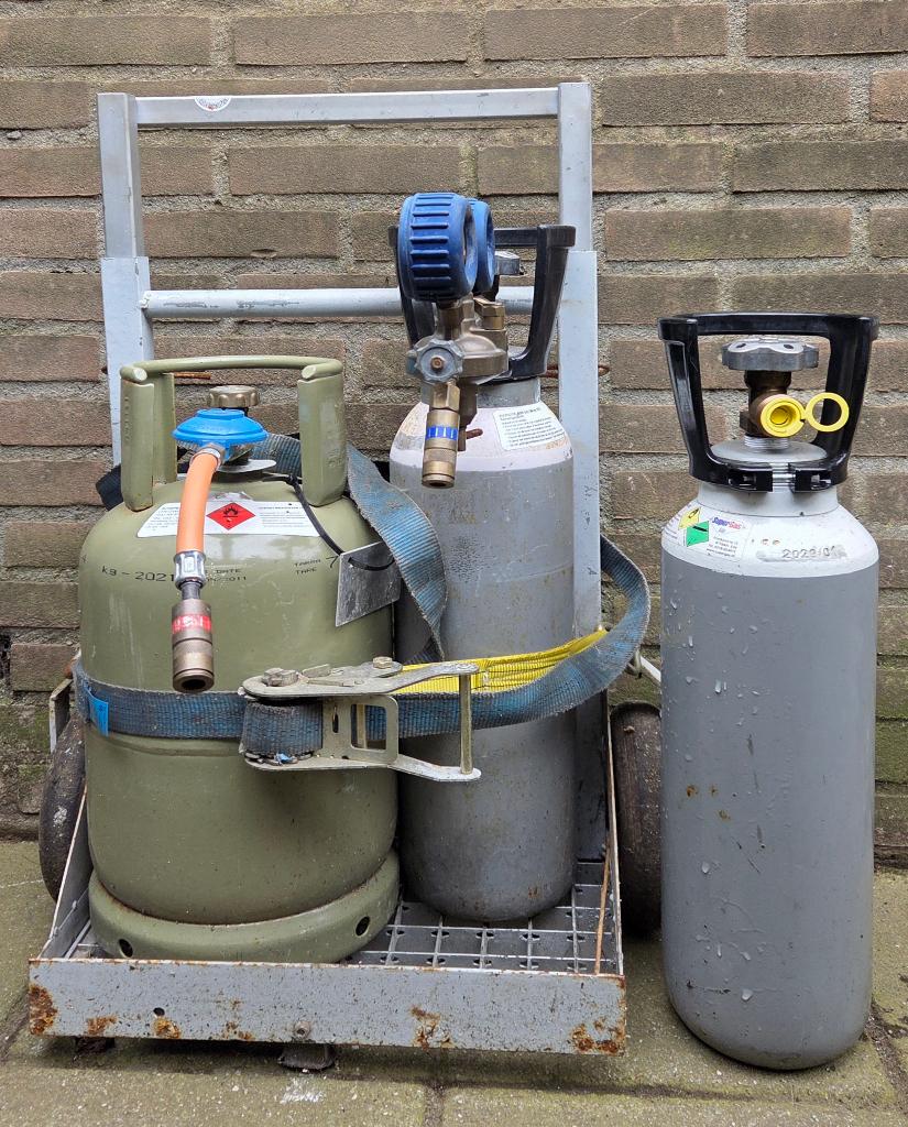 Hardsoldeerset met 2 volle flessen zuurstof +hard soldeer, Ophalen, Zo goed als nieuw