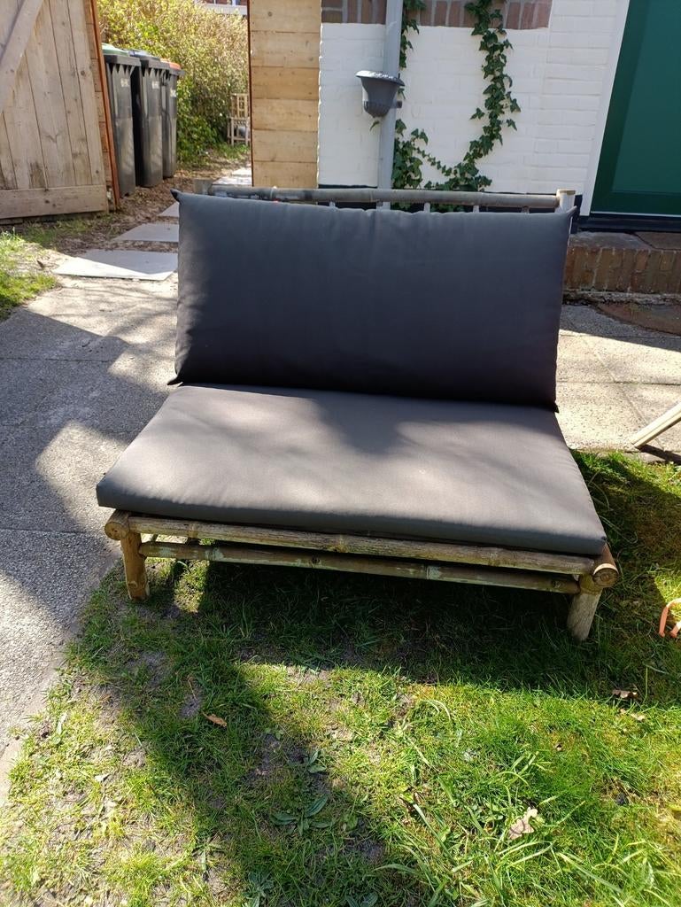 Laag bamboe bankje met all weather kussens, Huis en Inrichting, Ophalen, Overige materialen, Gebruikt, Minder dan 75 cm
