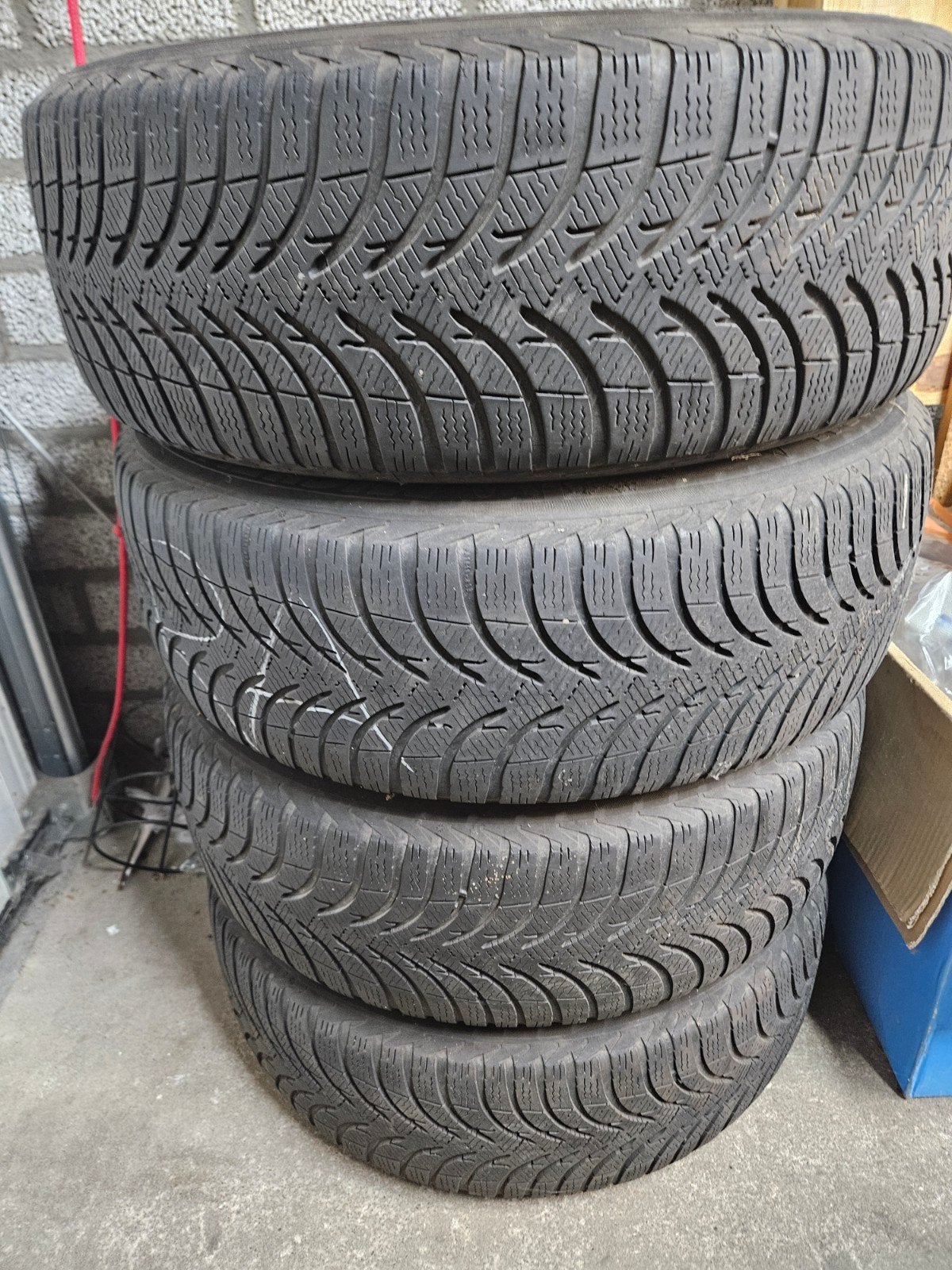 Winterbanden met velgen en wieldoppen - 205/60R16, Ophalen, Gebruikt, 16 inch, Banden en Velgen