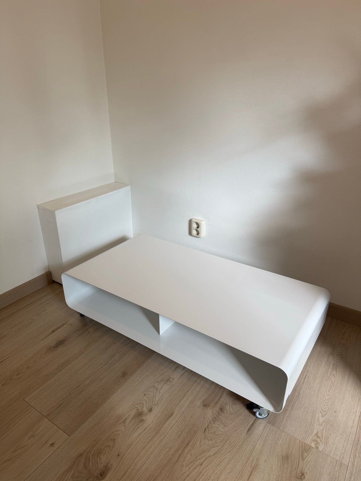 Witte bijzettafel van Müller, Ophalen, Minder dan 45 cm, Gebruikt, Metaal of Aluminium