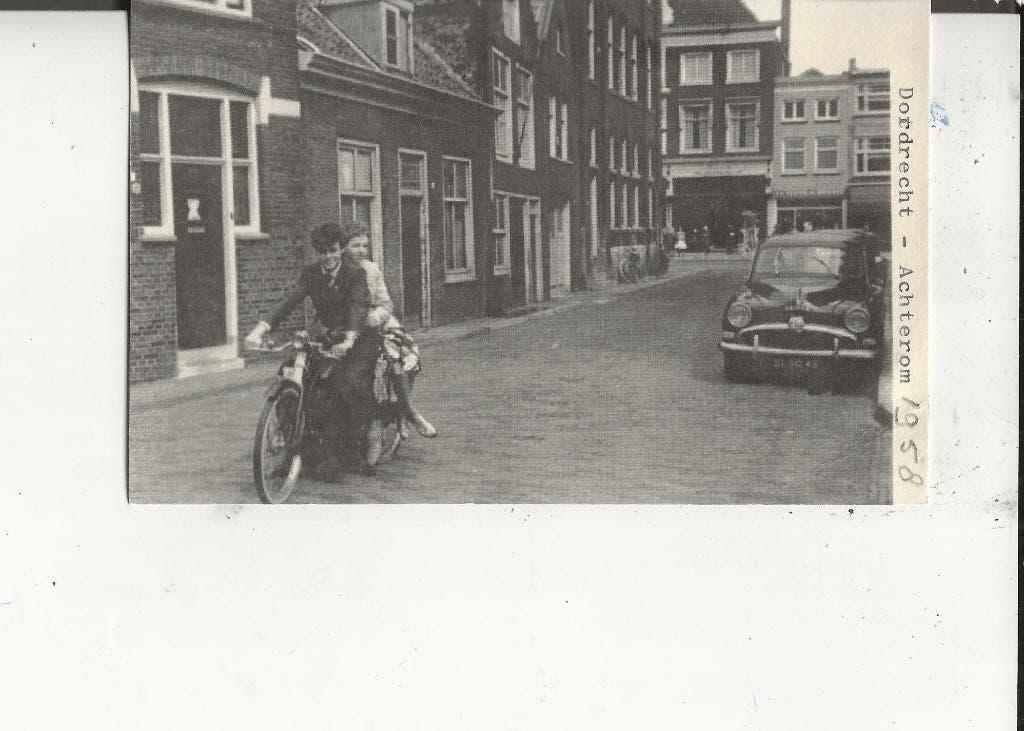Dordrecht Jongeman met dame op brommer en auto, Ophalen of Verzenden, 1940 tot 1960, Ongelopen, Zuid-Holland