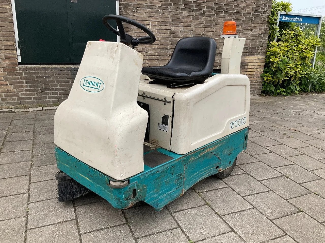 TENNANT 6100 Veegmachine / Heftruck (bj 2008), Yilmaz Heftrucks, Yilmazheftruck@gmail.com, Marconistraat 2
3133KL  Vlaardingen, NL