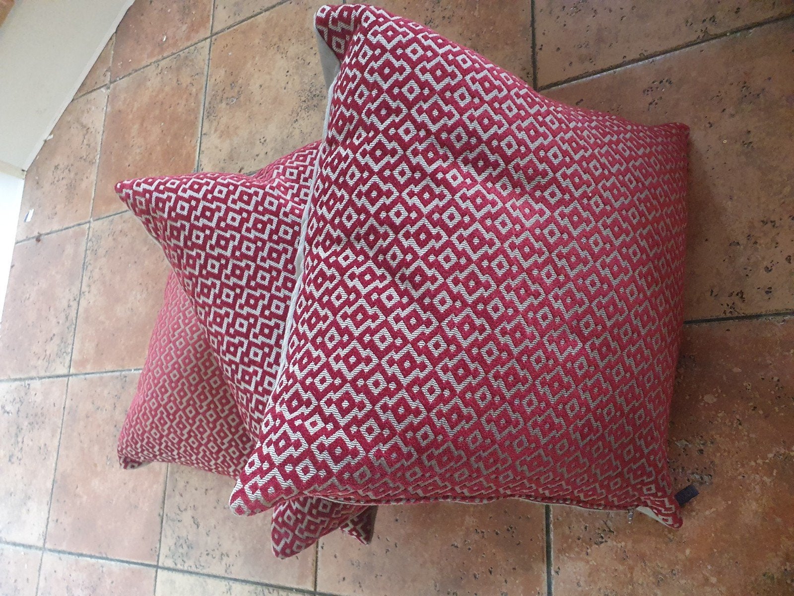 Te koop 3 Claudi kussens rood/taupe 40x40, Ophalen of Verzenden, Rood, Vierkant