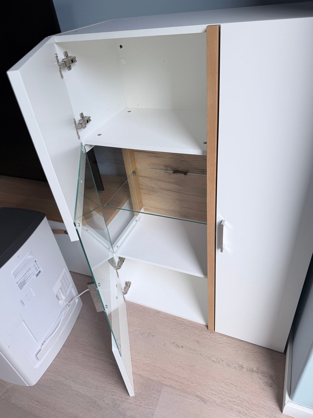 Foto 3 van Witte wandkast met glazen vitrine en houten accenten