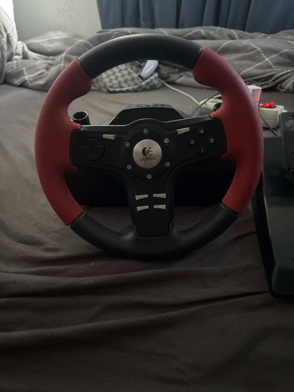 Logitech racestuur met pedalen - Zo goed als nieuw, Racestuur, Force feedback, Ophalen of Verzenden, Zo goed als nieuw