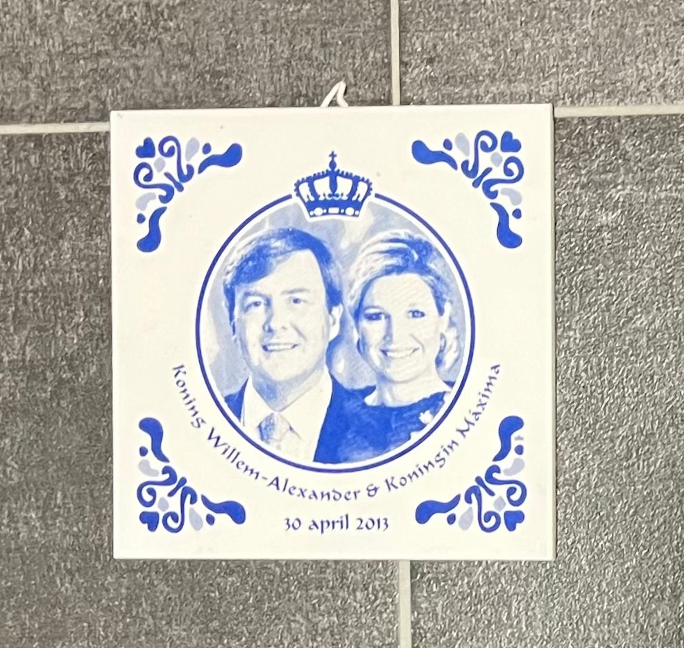 Delfts Blauw Tegeltje Willem-Alexander & Máxima, Ophalen of Verzenden, Zo goed als nieuw, Nederland, Overige typen