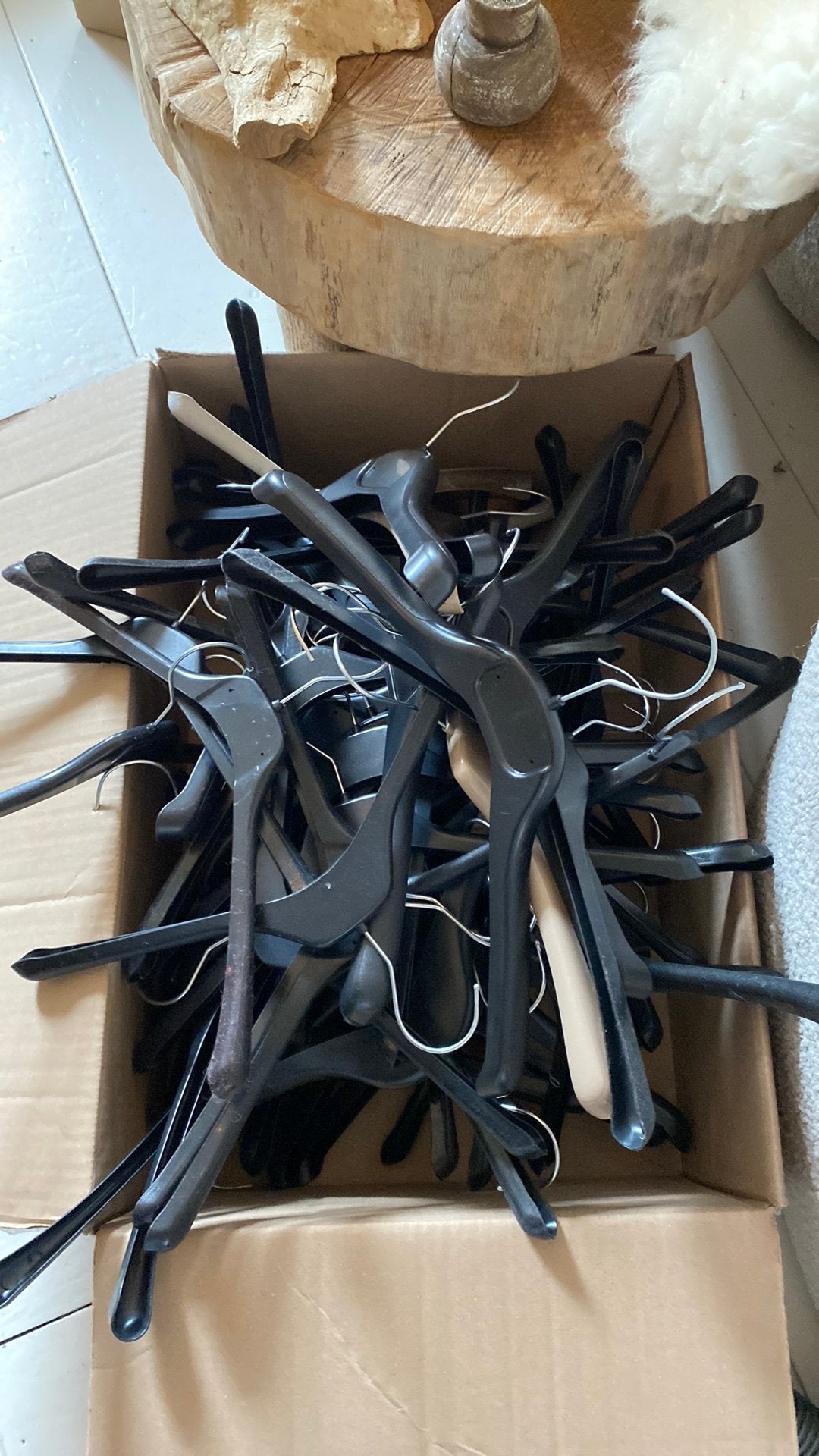 Kledinghangers gratis ophalen! Doos vol, Ophalen, Zo goed als nieuw, Kunststof