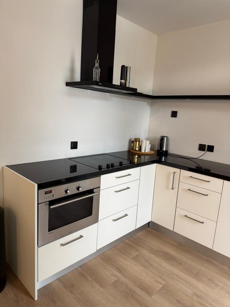 Complete L-keuken met Siemens apparatuur en zwarte accenten, Huis en Inrichting, Keuken | Complete keukens, Ophalen, Gebruikt