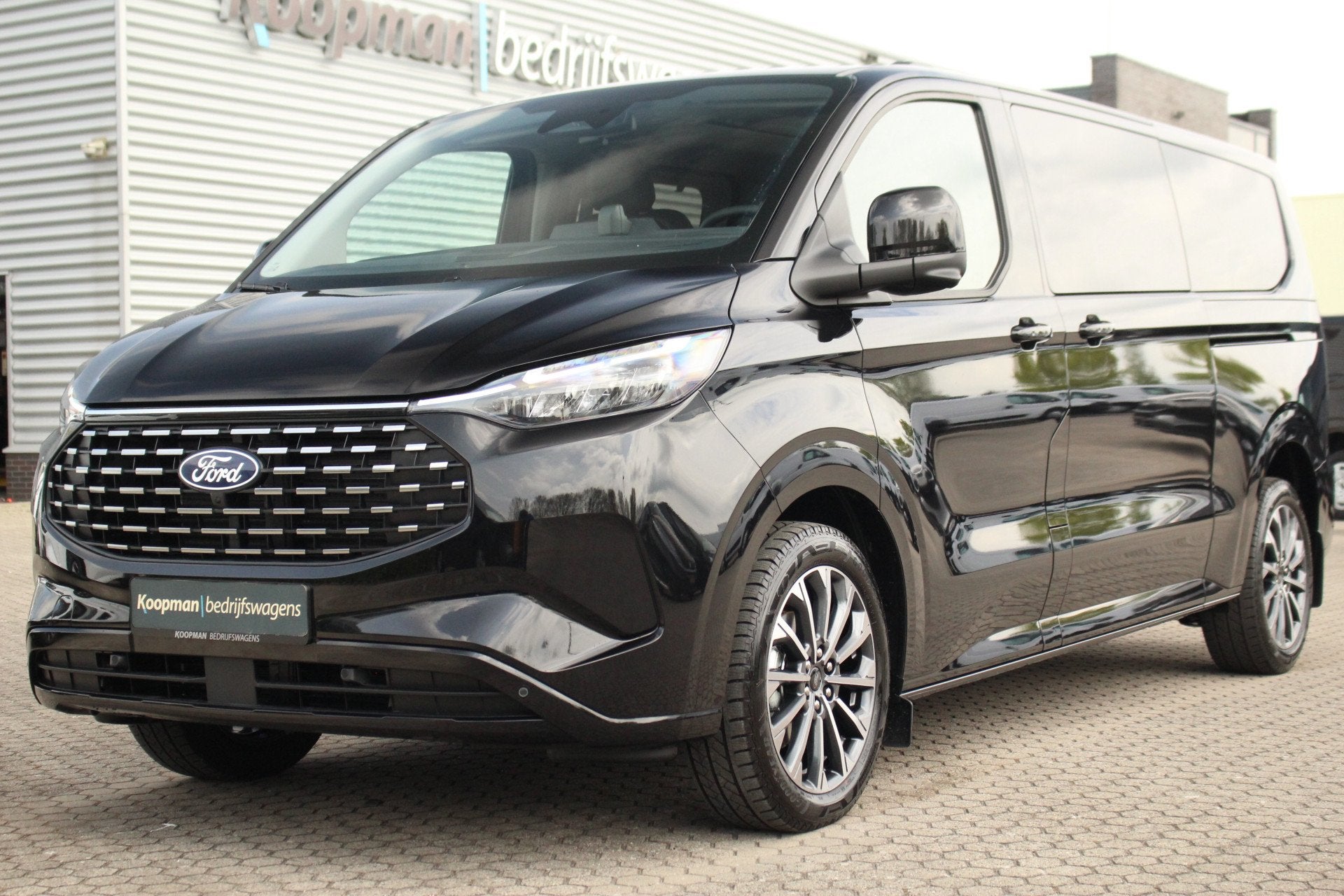 Ford Tourneo Custom 2.5 PHEV 233pk L2H1 Titanium X | Incl BP, Auto's, Ford, 1850 kg, Zwart, Bedrijf, Nieuw