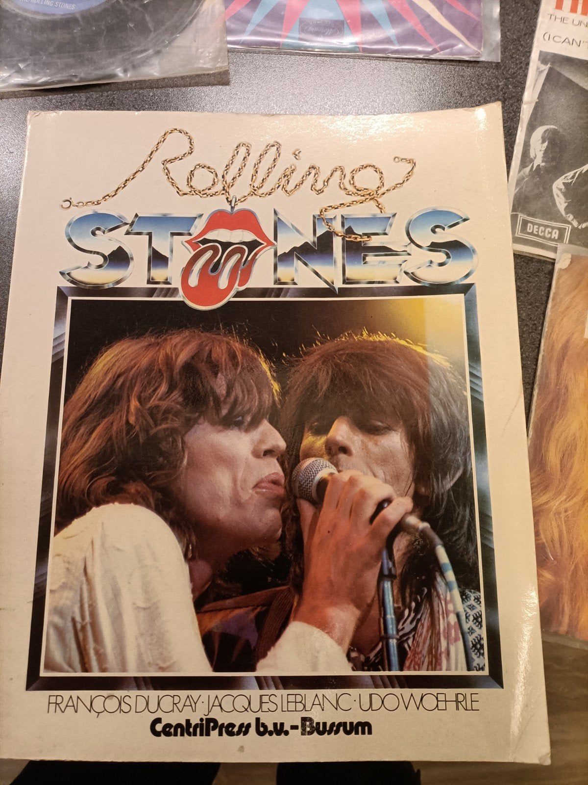Rolling Stones boek en singels, Ophalen of Verzenden, Zo goed als nieuw, Pop