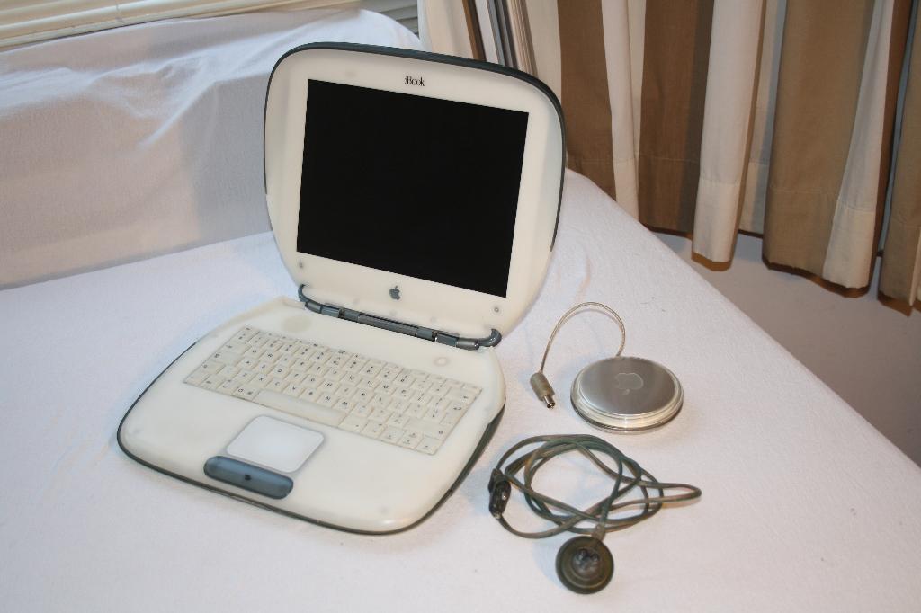 Apple Mac Clamshell Ibook (special edition), Computers en Software, Apple Macbooks, Niet werkend, Overige modellen, 13 inch, Minder dan 2 Ghz