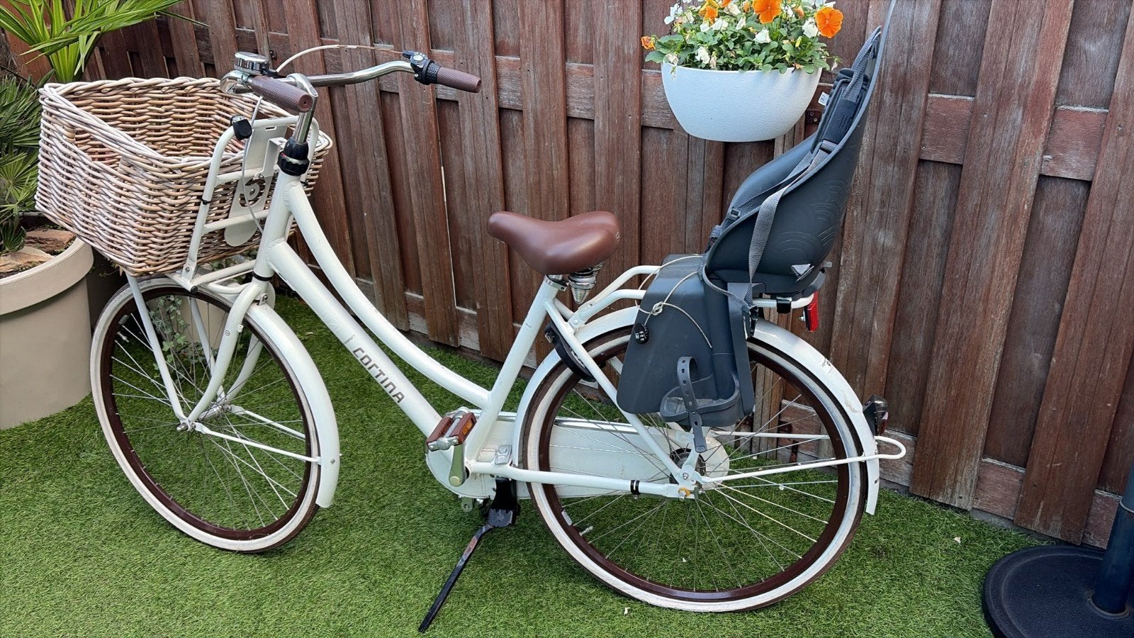 Cortina fiets met mand en kinderzitje, achterband lek.