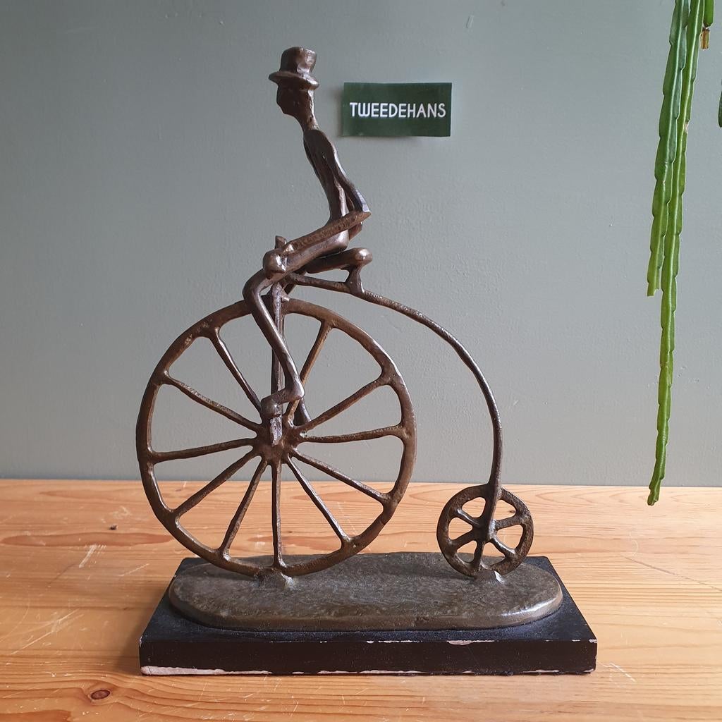 Bronzen beeld man op hoge bi fiets, Ophalen of Verzenden