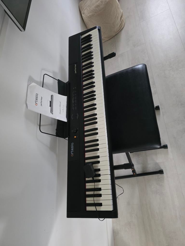Digitale piano met standaard en kruk - Ideaal voor beginners, Muziek en Instrumenten, Piano's, Gebruikt, Zwart, Digitaal, Ophalen of Verzenden