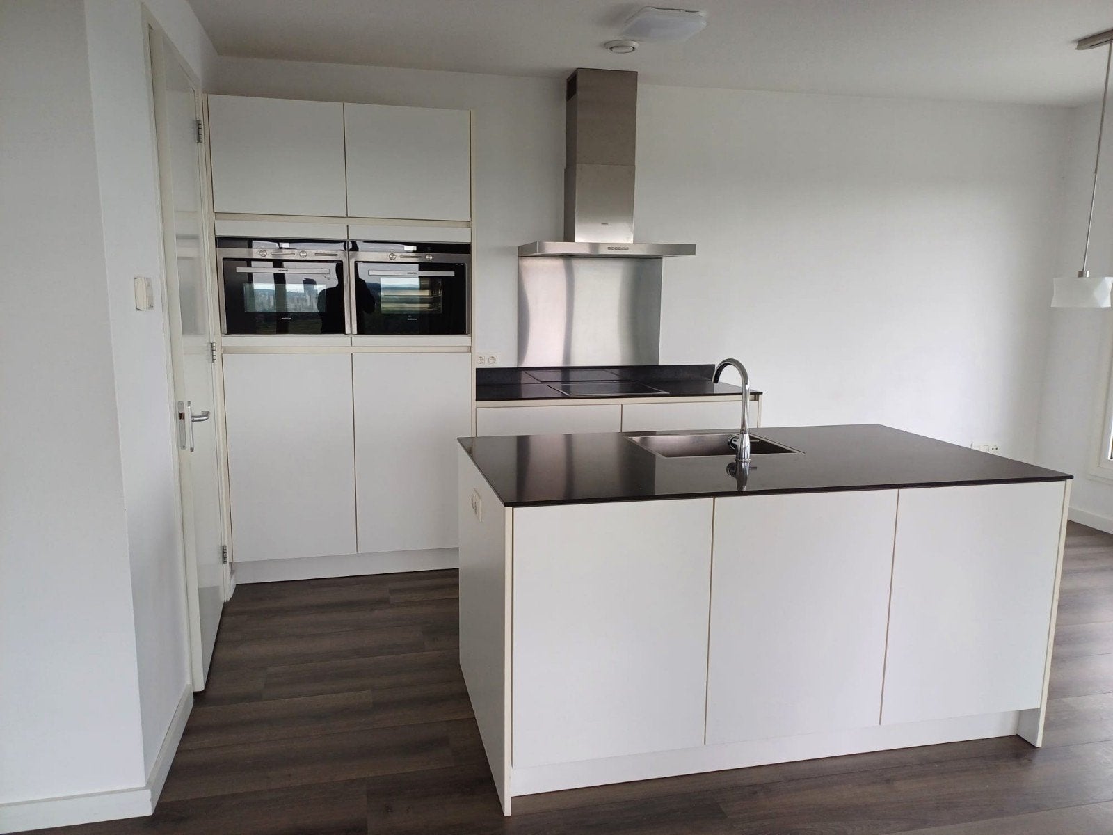 Siematic keuken met eiland, natuurstenen blad en Siemens, Huis en Inrichting, Ophalen, Gebruikt, Wit, Overige typen