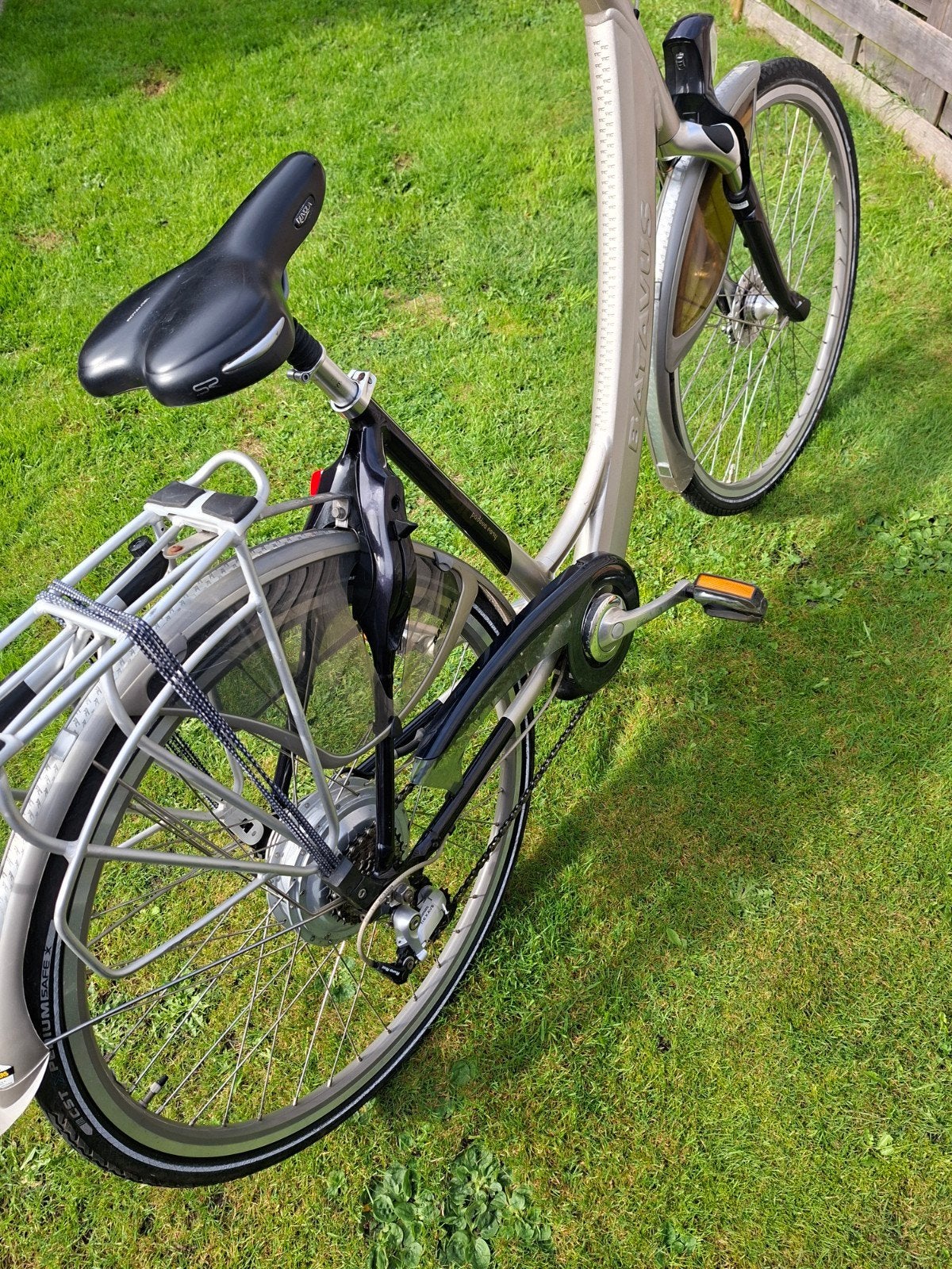 Foto 3 van batavus elektrische fiets met nog een handleiding erbij.