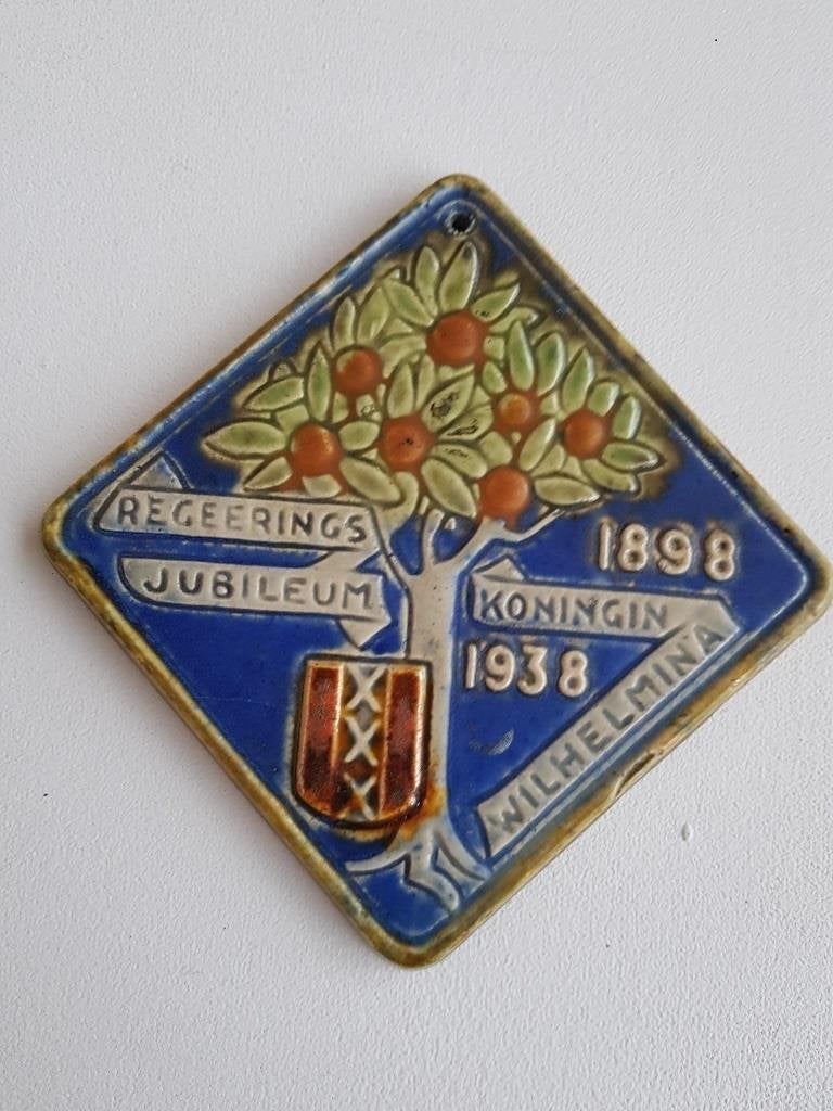 D062 Goedewaagen Jubileum Koningin Wilhelmina 1898-1938, Huis en Inrichting, Gebruikt, Ophalen of Verzenden, Bord(en), Overige stijlen