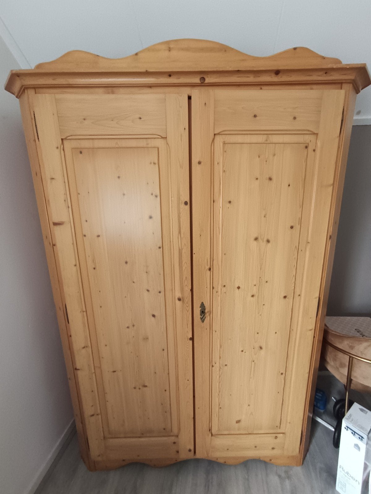 massief grenen kledingkast, Ophalen, Met deur(en), Gebruikt, 100 tot 150 cm