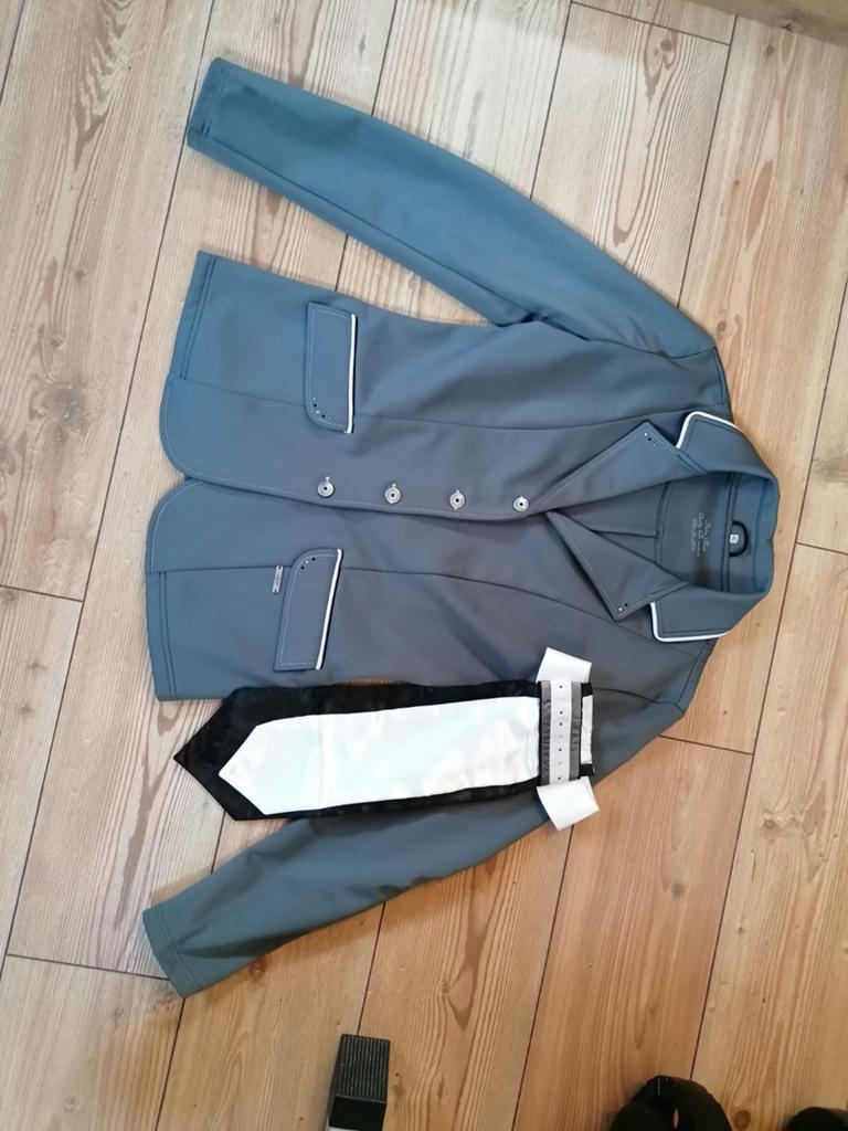QHP Coco grijs + plastron, Ophalen of Verzenden, Zo goed als nieuw, Dressuur, Bovenkleding