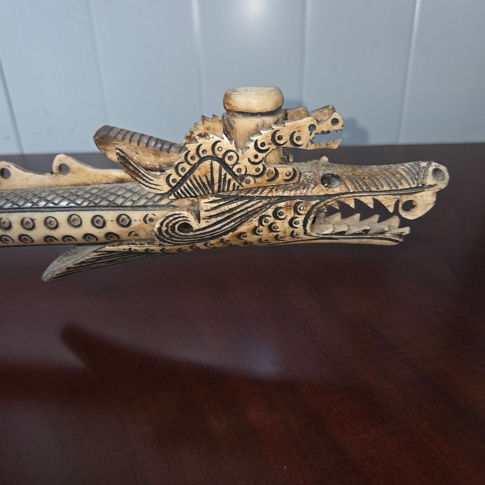 Borneo Blaaspijp van botsegmenten met draak en adelaar, Antiek en Kunst, Kunst | Niet-Westerse kunst, Beige, Ophalen of Verzenden