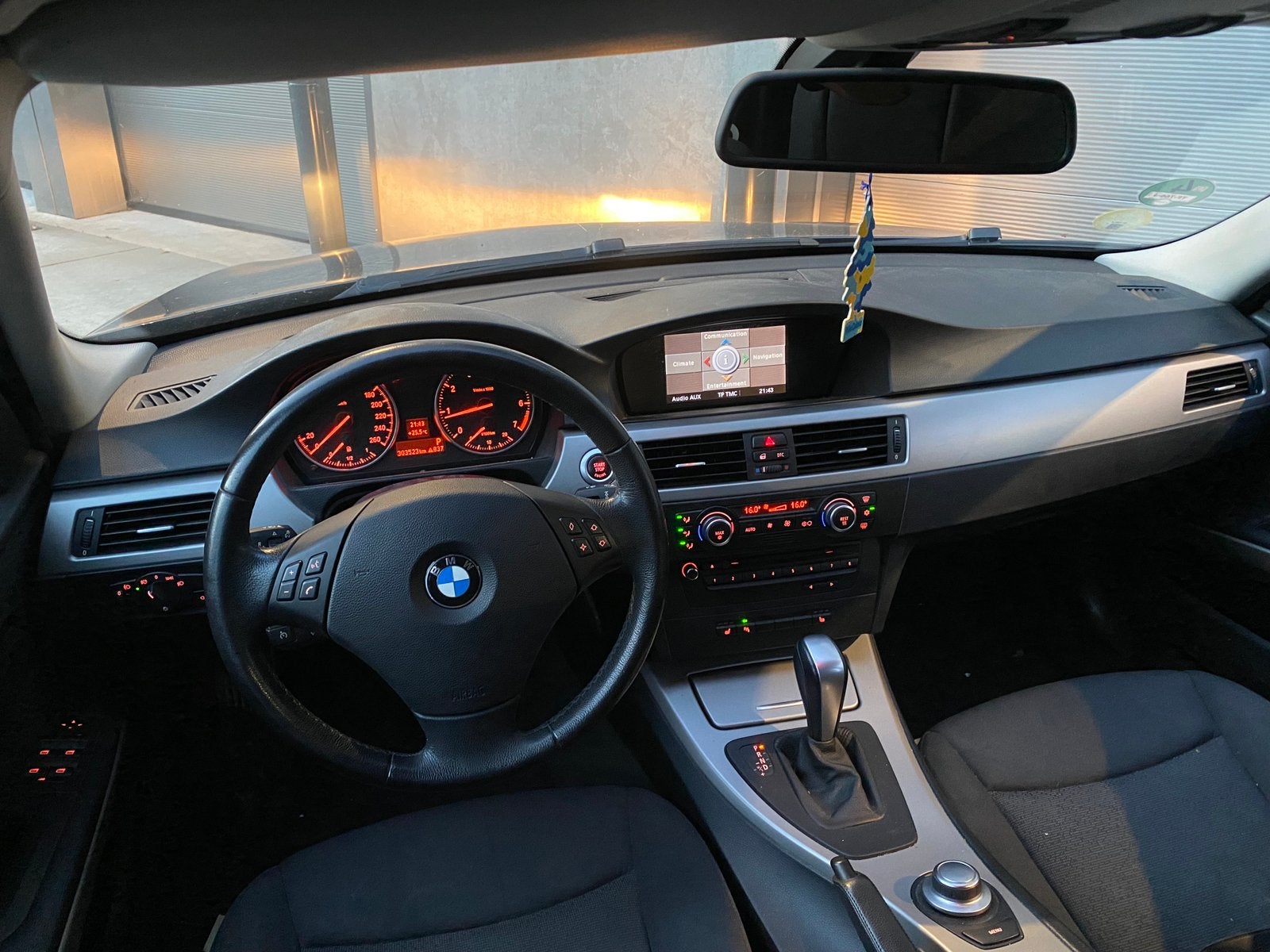 Grijze BMW 3-Serie 318i E90 Touring Automaat/Benzine/APK/AC!, Auto's, BMW, Automaat, 1995 cc, 1435 kg, Grijs