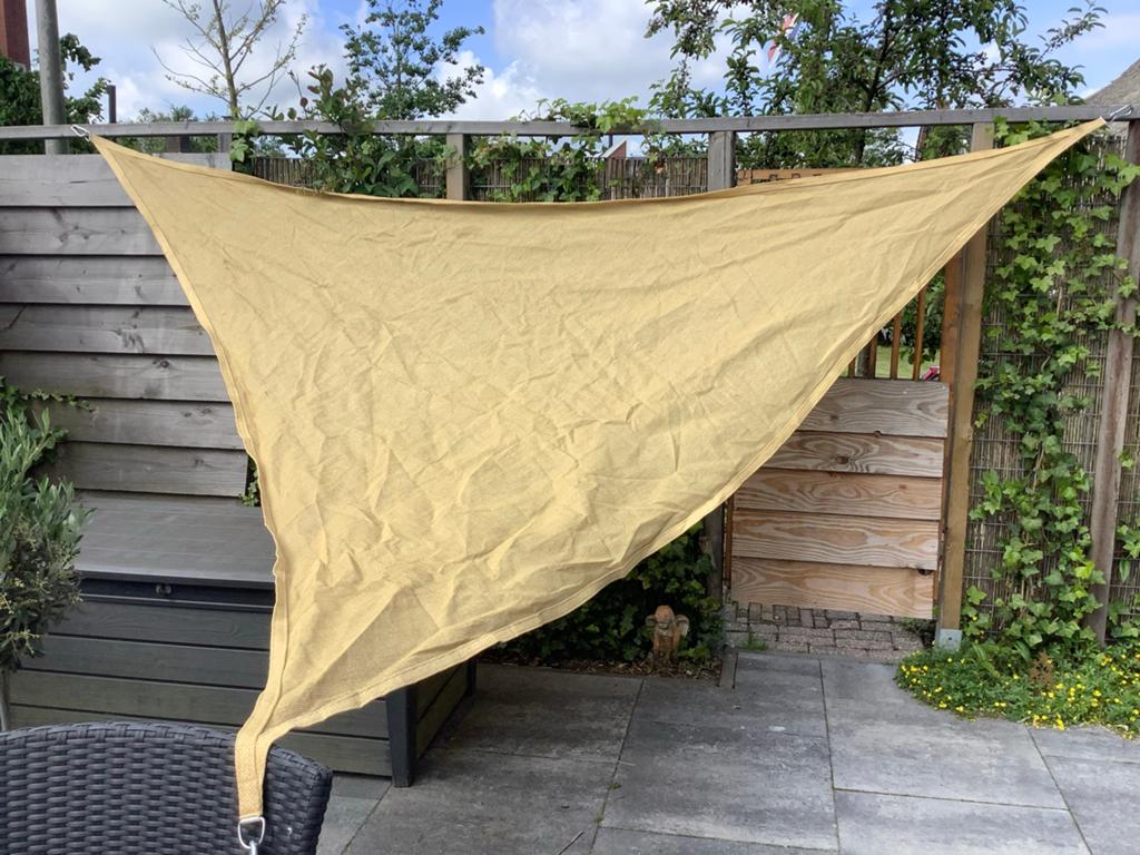 Driehoekig kunststof zonnescherm 360 cm met bevestiging, Overige typen, Ophalen of Verzenden, Zo goed als nieuw, 250 cm tot 450 cm