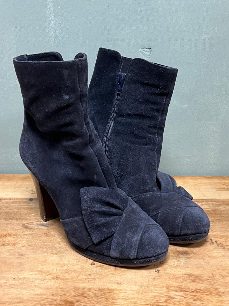 Chie Mihara enkellaarsjes blauw suede maat 38, Ophalen of Verzenden, Zo goed als nieuw, Blauw