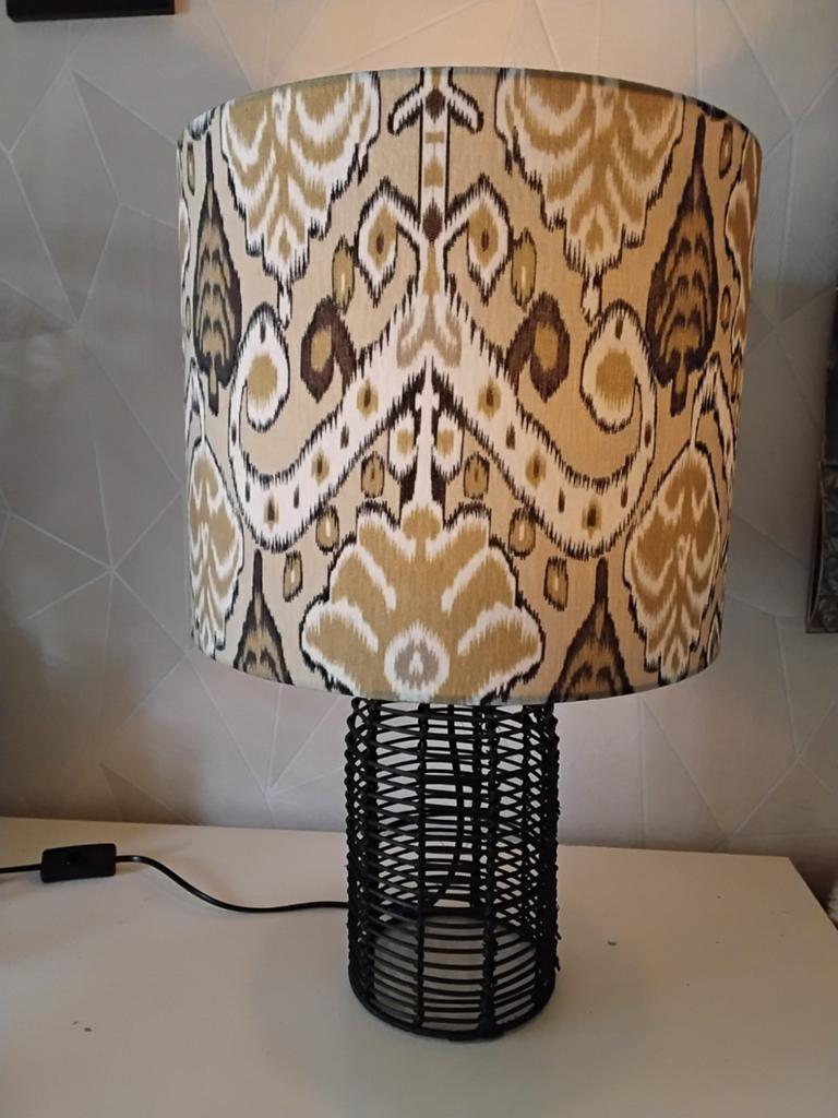 Leuke vintage ibiza style tafellamp  zwarte voet lichte kap, Huis en Inrichting, Lampen | Tafellampen, 50 tot 75 cm, Vintage ibiza