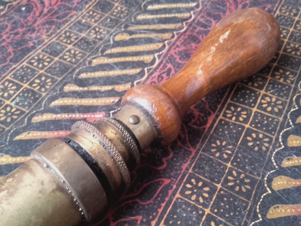 Mooie oude spuit uit Engeland van koper en hout 70 cm., Ophalen of Verzenden