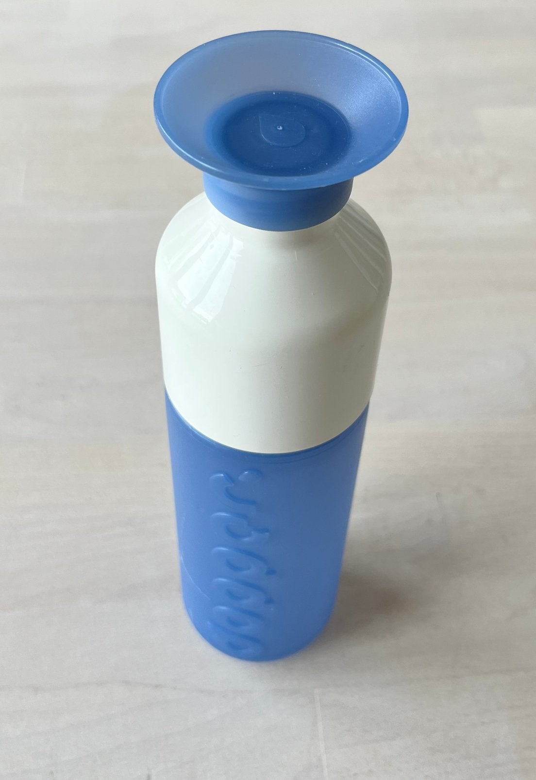Dopper drinkflesje lichtblauw met schroefdop en bekertje, Ophalen of Verzenden, Zo goed als nieuw