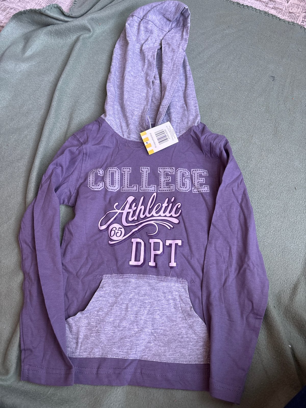Nieuwe paarse hoodie met 'College Athletic' opdruk, maat 116, Ophalen, Nieuw, Jongen of Meisje, Trui of Vest