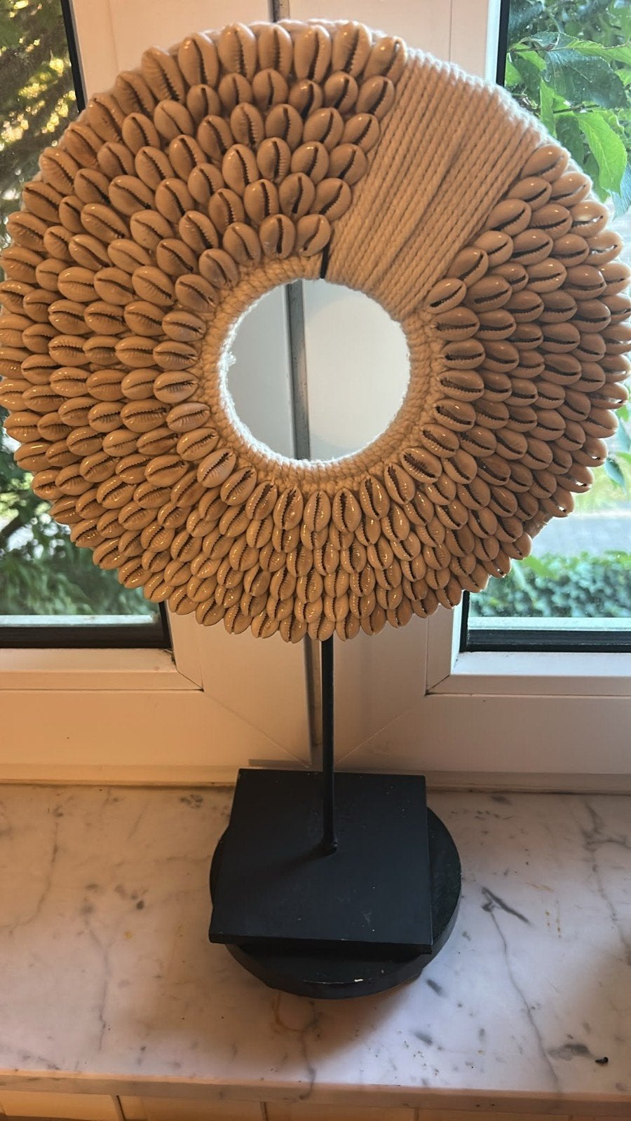 Decoratieve schelpenring op standaard, Huis en Inrichting, Beige, Boho, Ophalen of Verzenden, Zo goed als nieuw