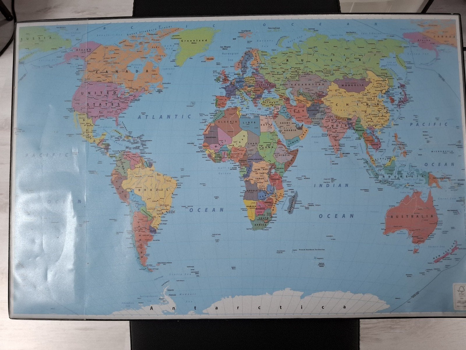 wereld kaart onderlegger voor op een bureau., Ophalen