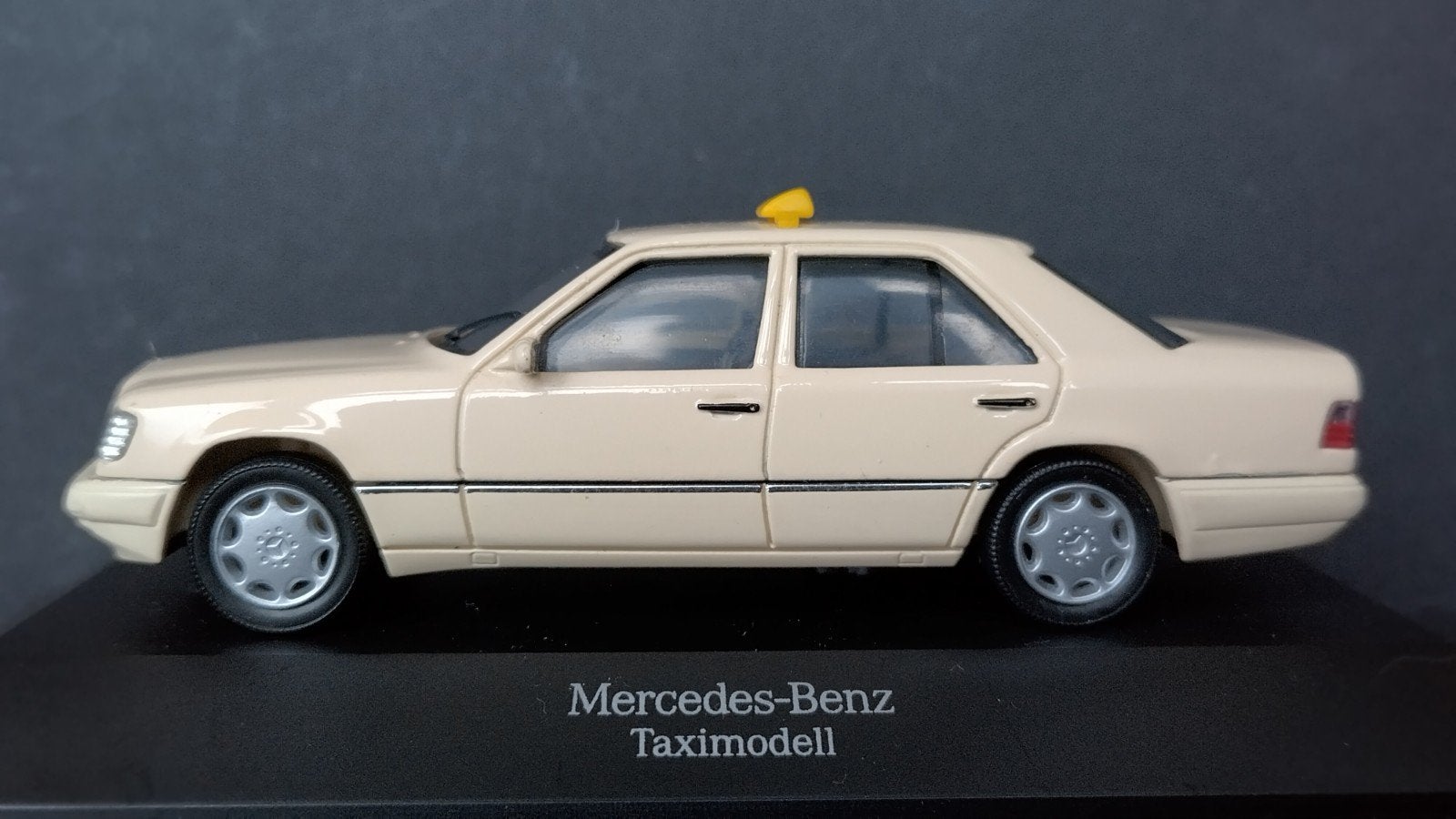 Mercedes Benz e Klasse w124 Taxi 1:43 Herpa Pol, Hobby en Vrije tijd, Overige merken, Auto, Verzenden, .