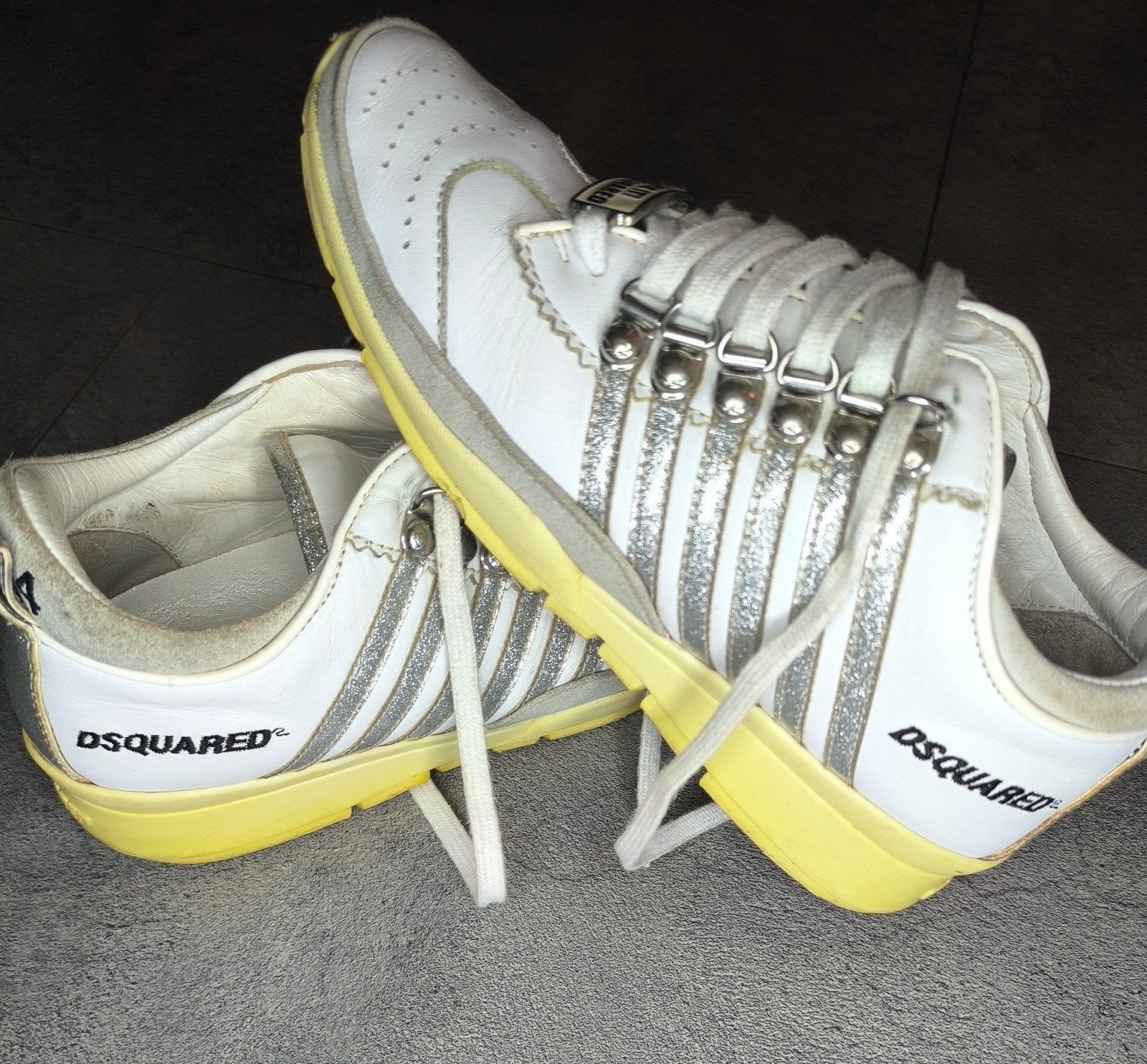 Dsquared2 sneakers wit met zilveren details en gele zool, Kleding | Dames, Wit, Ophalen of Verzenden, Sneakers of Gympen, Dsquared2