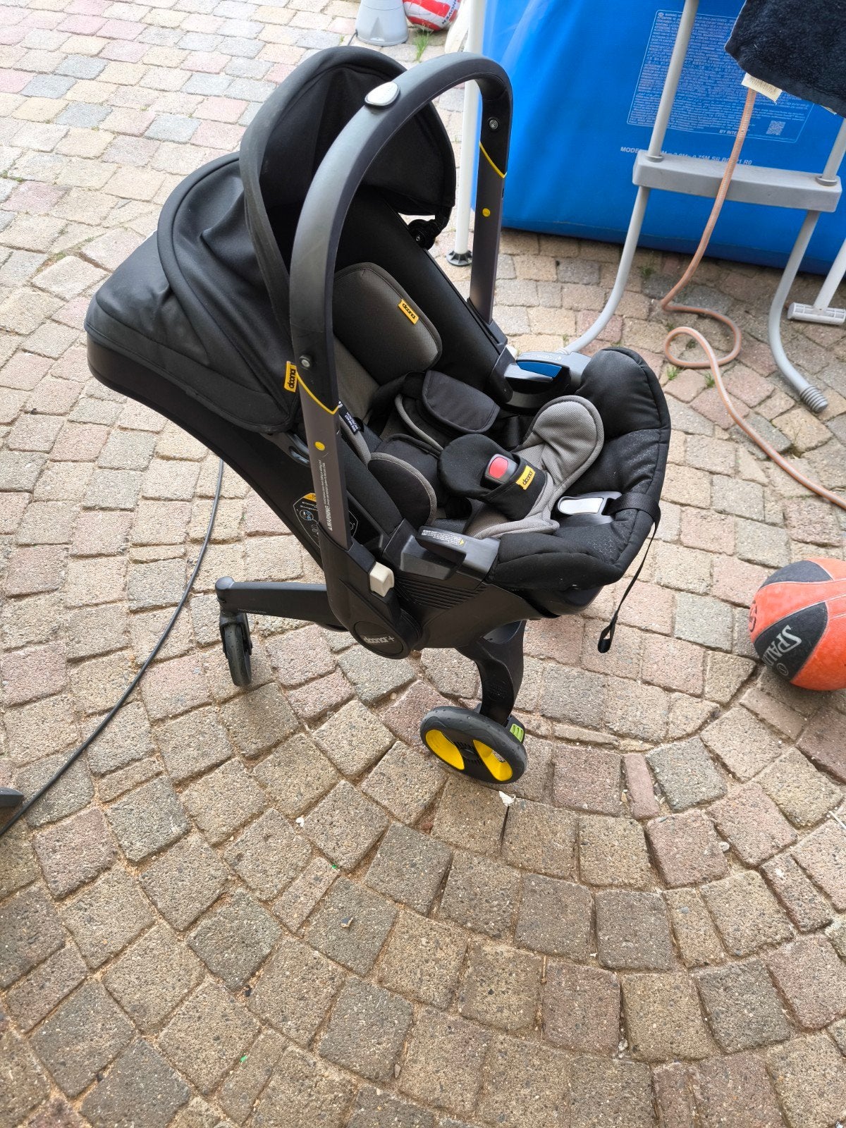 Doona autostoel met iso fix, Kinderen en Baby's, Autostoeltjes, Gebruikt, Overige merken, 0 t/m 13 kg, Isofix, Ophalen of Verzenden