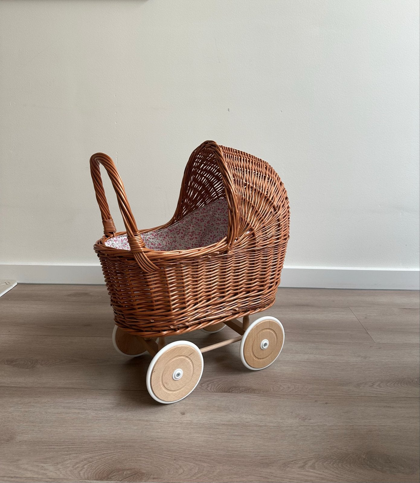 Rieten poppenwagen met bloemenprint bekleding, Ophalen, Zo goed als nieuw, Overige typen