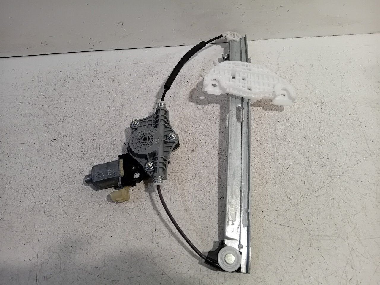 Raammechaniek elektrisch rechts achter Kia Stonic, Onderdelen@venauto.nl, Van der Ven Autorecycling B.V., Ettenseweg 76, 4706 PB Roosendaal, The Netherlands