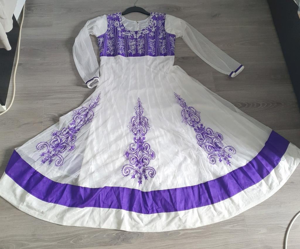 Witte Anarkali churidaar Jurk met Paars Borduurwerk - Maat S, Ophalen of Verzenden, Zo goed als nieuw, Maat 36 (S), Wit